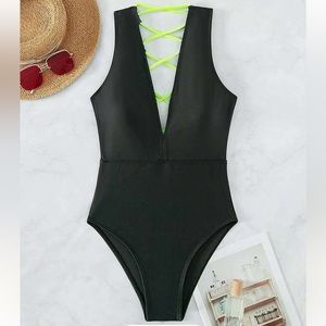 *NWOT* SHEIN criss cross plunging one piece swimsuit